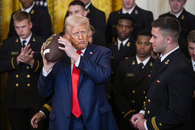 15일 미국 백악관에서 열린 해군사관학교 풋볼팀 트로피 수여식에서 공을 받아 든 도널드 트럼프 대통령. UPI연합뉴스