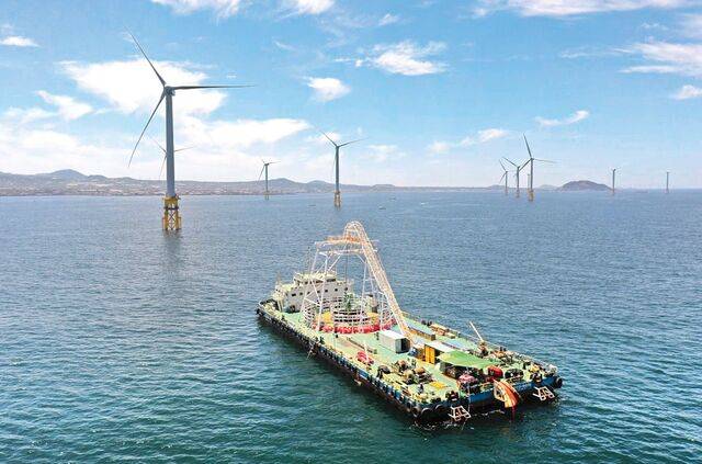 한국해양기술이 자체 개발한 해저케이블 포설선 ‘코세코-9001’호가 시공을 위해 해상풍력단지로 나아가고 있다. 한국해양기술 제공
