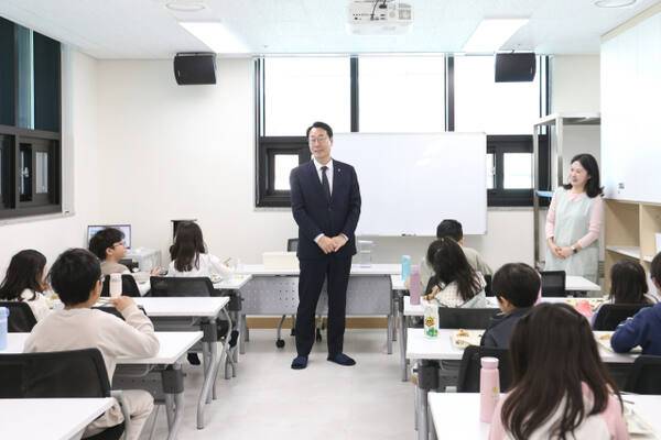 다함께돌봄센터를 방문한 정명근 시장의 모습. 화성시 제공