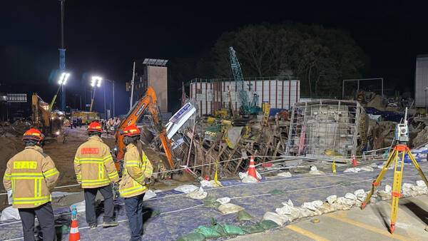 16일 오후 8시20분께 광명시 일직동 신안산선 붕괴 사고 현장에서 굴착기가 무너진 구조물을 정리하고 있다. 오종민기자