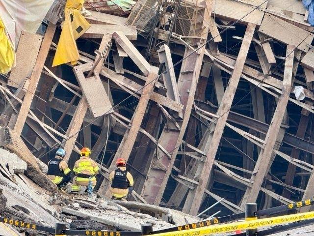 경기 광명시 신안산선 붕괴 사고 현장에서 구조대원들이 실종자 수색을 하고 있다. / 사진=소방청