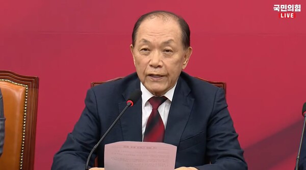 ▲황우여 국민의힘 비상대책위원장 겸 선거관리위원장이 16일 당 대선후보 1차 경선 진출자 8명을 발표하고 있다. 사진=국민의힘TV 영상 갈무리