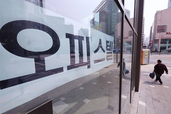 서울 시내 한 오피스텔 건물에 게시된 분양 안내문. [사진 출처 = 연합뉴스]