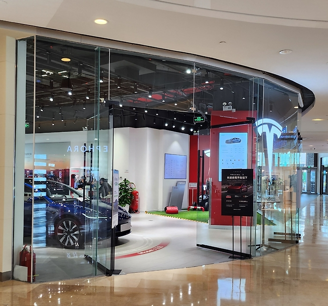 지난 15일 오후 방문한 베이징 차오양구 소재 테슬라 매장은 한산했다. 테슬라는 미국의 잇따른 대중 관세 부과 영향으로 이달 들어 수입 판매하던 모델X·모델S의 신규 판매를 중단했다. [베이징 = 송광섭 특파원]