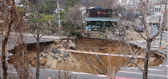 지난 3월 25일 서울 강동구 대명초등학교 도로에서 전날 발생한 대형 땅꺼짐 현장 모습. (사진=연합뉴스)