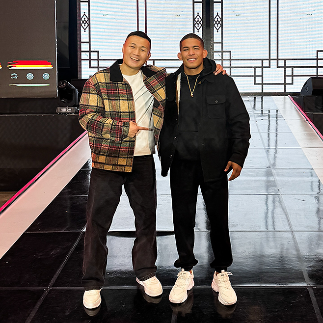 마테우스 카밀루(오른쪽)가 2024년 12월 ZFN 2 승리 후 경기도 고양시 KINTEX 제2전시장 7A홀에서 데이나 화이트 회장 Lookin‘ for a Fight 원격 출연에 의한 UFC 계약 소식을 듣고 정찬성 대표와 기념 촬영을 하고 있다. 사진@matheuscamilomma