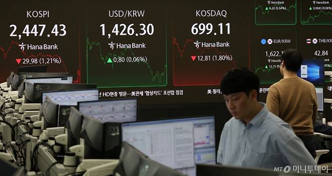 16일 서울 중구 하나은행 딜링룸에서 딜러들이 업무를 하고 있다. /사진=뉴시스