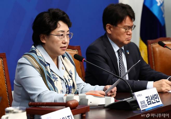(서울=뉴스1) 김민지 기자 = 김선민 조국혁신당 대표 권한대행이 14일 오전 서울 여의도 국회에서 열린 최고위원회의에서 모두 발언을 하고 있다. 2025.4.14/뉴스1  Copyright (C) 뉴스1. All rights reserved. 무단 전재 및 재배포,  AI학습 이용 금지. /사진=(서울=뉴스1) 김민지 기자