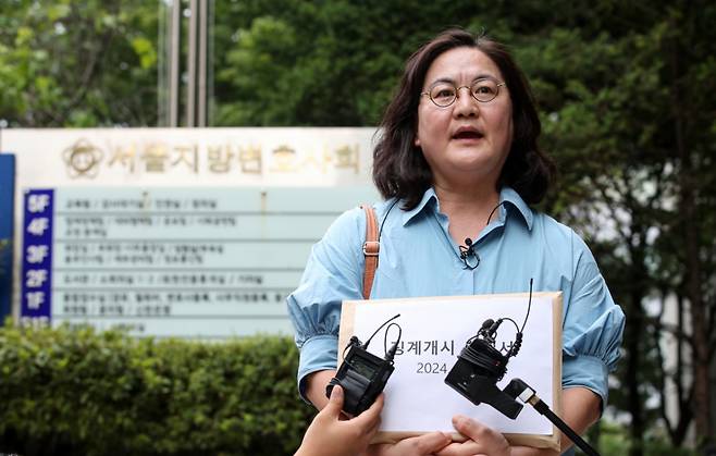 고(故) 박주원양의 어머니 이기철씨가 지난해 9월 11일 서울 서초구 서울지방변호사회관 앞에서 권경애 변호사에 대한 재징계 청구서 제출에 앞서 입장을 밝히는 모습./사진=뉴스1