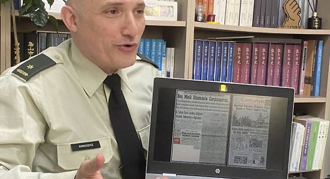 에크렘 카라데니즈 유엔군 사령부(UNC) 네덜란드 왕립 육군 소령이 수원시정연구원을 방문하여 소장자료를 공유하고 있다. /사진제공=수원시