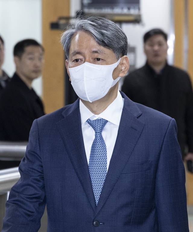 12·3 비상계엄 사태와 관련해 내란 중요임무 종사 혐의로 재판에 넘겨진 조지호 경찰청장이 16일 서울 서초구 서울중앙지법에서 열린 1심 속행공판에 출석하고 있다. 연합뉴스