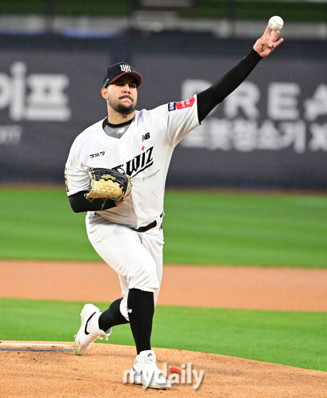 2025년 4월 9일 오후 경기도 수원KT위즈파크에서 진행된 '2025 신한 SOL뱅크 KBO 리그' NC 다이노스와 KT 위즈의 경기. KT 선발투수 헤이수스가 역투하고 있다./마이데일리