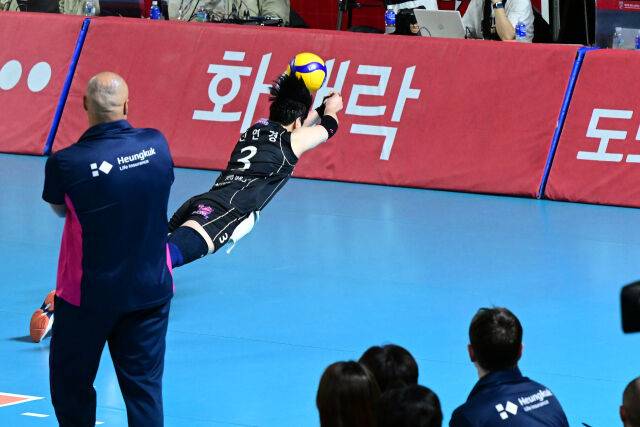 챔피언결정전에서 큰 활약을 선보인 흥국생명 신연경이 디그를 선보이고 있다. / 한국배구연맹(KOVO)