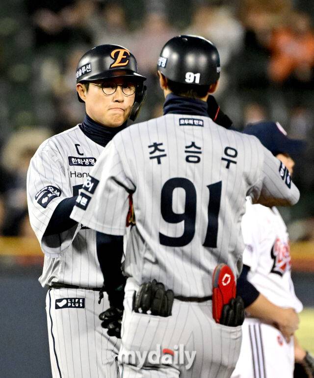 2025년 4월 10일 오후 서울 잠실구장에서 진행된 '2025 신한 SOL뱅크 KBO 리그' 한화 이글스와 두산 베어스의 경기. 한화 채은성이 4회초 2사 후 2루타를 친 뒤 기뻐하고 있다./마이데일리