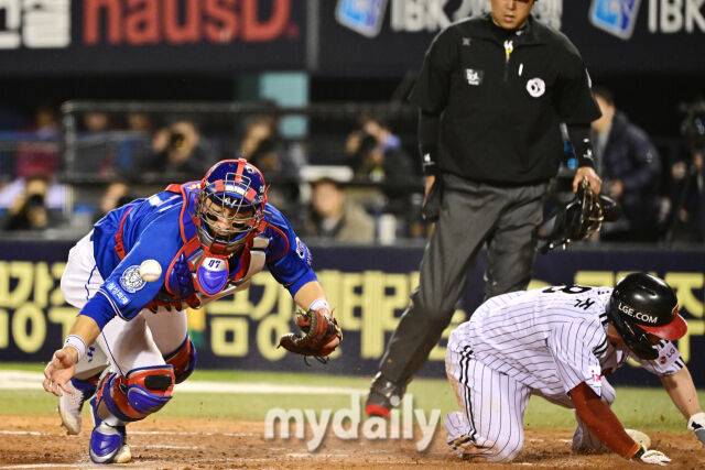 16일 서울 잠실야구장에서 열린 '2025 신한 SOL BANK KBO리그' 삼성 라이온즈와 LG 트윈스 경기. LG 문성주가 4회말 1사 2-3루 신민재 내야 땅볼에 홈에서 삼성 강민호와 충돌하며 득점을 올리고 있다./잠실=한혁승 기자