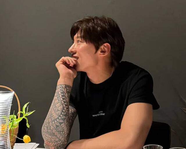 덱스가 머리를 자르고 유튜브에 출연하자 여성 팬들의 반응이 커지고 있다. / 덱스 SNS 캡처