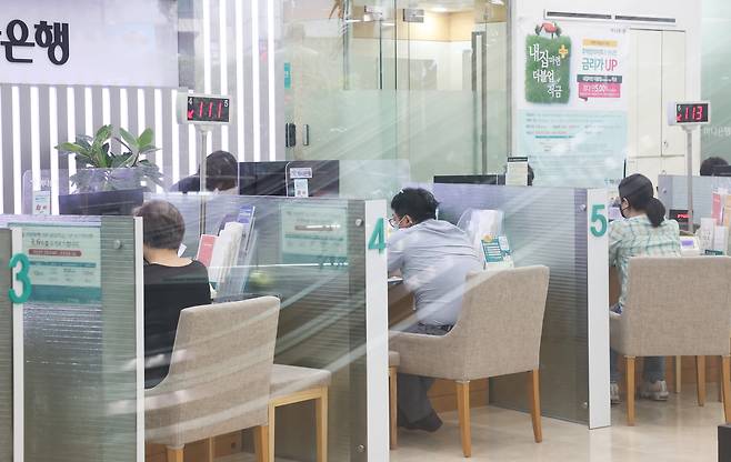 지난해 생보업계가 방카슈랑스 채널을 통해 거둬들인 초회보험료는 16조1165억원으로, 전체 초회보험료의 69.5%를 차지했다. 이는 지난해 금리인하가 본격화하기 전으로 고금리 저축성 보험 상품, 특히 일시납 계약을 크게 늘린 영향이다. [연합]