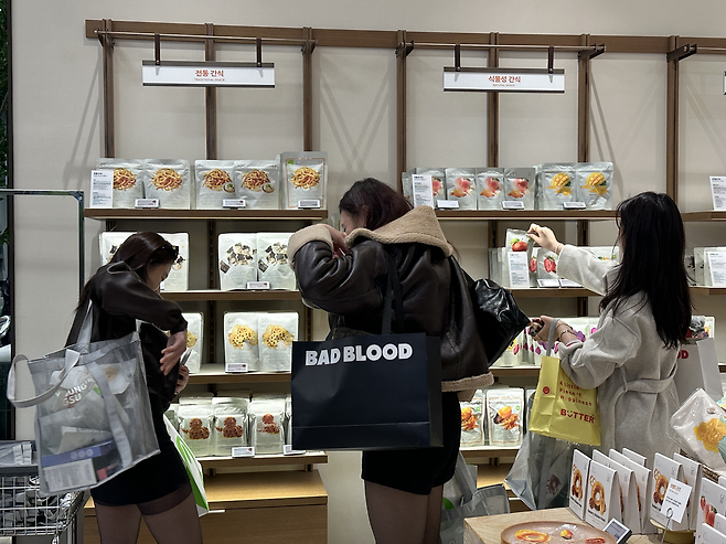 15일 오후 서울 성동구 ‘올리브영N 성수’ 딜라이트 프로젝트 단독 매장을 찾은 외국인 관광객 모습. 전새날 기자