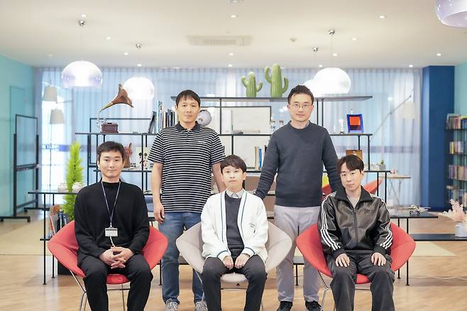 이번 연구를 수행한 UNIST 연구진. 장지욱(오른쪽 상단부터 반시계 방향) 교수, 서관용 교수, 이명현 연구원, 진원주 박사, 장원식 박사.[UNIST 제공]