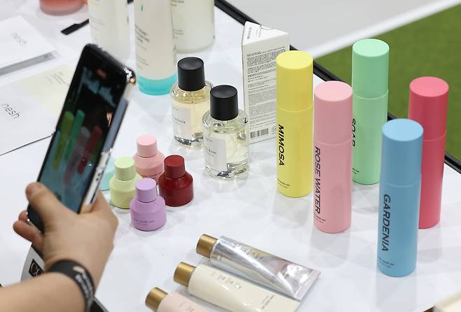 지난달 13일 서울 강서구 코엑스 마곡에서 열린 ‘서울 인디 뷰티 쇼’에서 관람객들이 화장품을 둘러보고 있다. [연합]