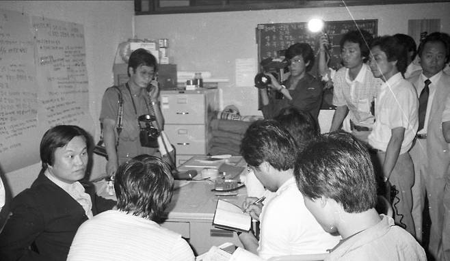 취재진 만나는 인명진 목사(1987년)[박용수 기증, 민주화운동기념사업회 아카이브 제공]