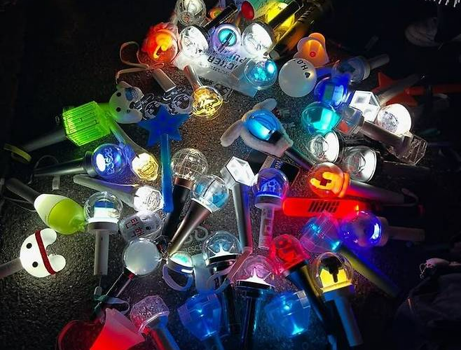 각종 아이돌 응원봉.[X(구 트위터) 갈무리]