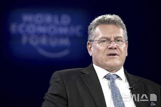 [다보스=AP/뉴시스] 마로시 셰프초비치 EU 통상·경제 담당 집행위원이 지난 14일(현지 시간) 미국 워싱턴에서 미국 측과 무역 협상에 나섰지만, 입장차만 확인하고 종료됐다. (사진=뉴시스DB) 2025.04.16.