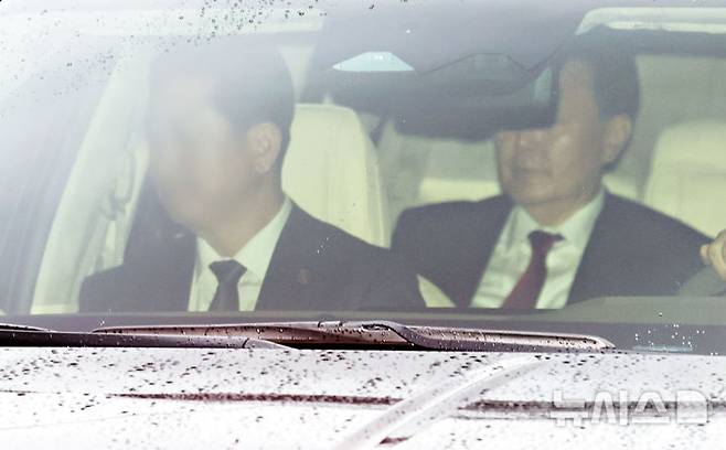 [서울=뉴시스] 이영환 기자 = 윤석열 전 대통령이 지난 14일 서울 서초구 서울중앙지방법원에서 열린 내란우두머리혐의 재판을 마친 뒤 사저로 향하고 있다. 2025.04.16. 20hwan@newsis.com