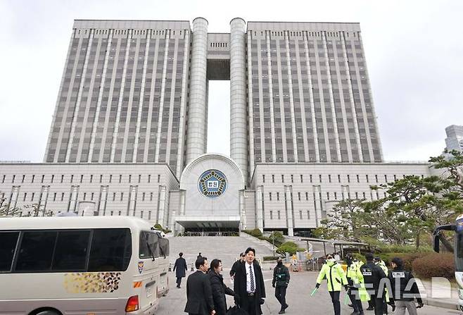 [서울=뉴시스] 사진공동취재단 = 윤석열 전 대통령의 내란 혐의 첫 형사 재판이 열리는 지난 14일 서울 서초구 서울중앙지방법원이 통제되고 있다. 법원은 지난 11일 밤부터 이날 자정까지 필수업무 차량을 제외한 차량의 출입을 금지하는 등 청사 보안을 강화했다. 2025.04.16. photo@newsis.com