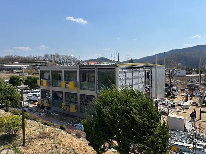 [안동=뉴시스] 경북도가 산불 이재민들의 임시주택으로 안동시 일직면 망호리에 짓고 있는 모듈러 주택. (사진=경북도 제공) 2025.04.16 photo@newsis.com *재판매 및 DB 금지