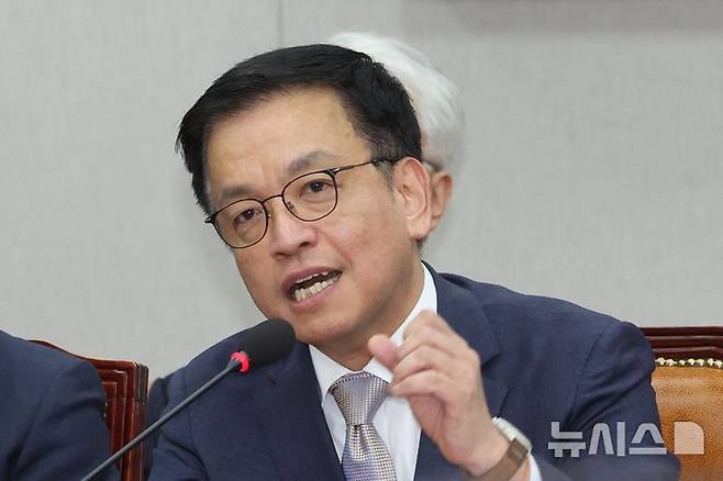 [서울=뉴시스] 권창회 기자 = 최상목 경제부총리 겸 기획재정부 장관이 16일 서울 여의도 국회에서 열린 법제사법위원회 전체회의 최상목탄핵 청문회에서 의원질의에 답하고 있다. 2025.04.16. kch0523@newsis.com