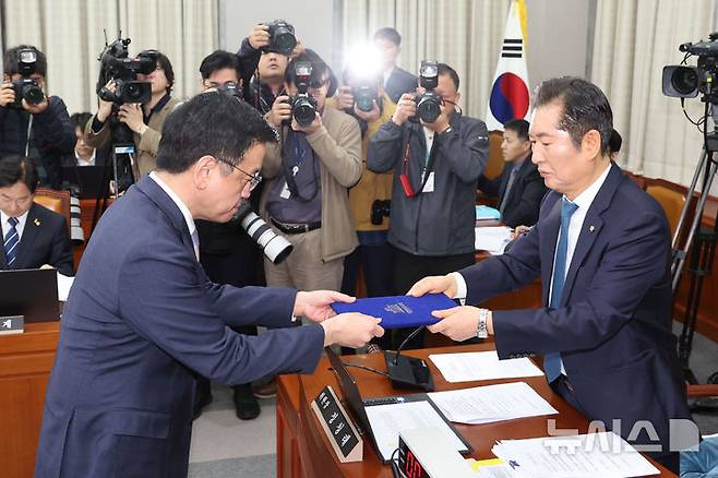 [서울=뉴시스] 권창회 기자 = 최상목 경제부총리 겸 기획재정부 장관이 16일 서울 여의도 국회에서 열린 법제사법위원회 전체회의 최상목탄핵 청문회에서 선서문을 정청래 법사위원장에게 제출하고 있다. 2025.04.16. kch0523@newsis.com