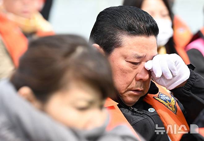 [진도=뉴시스] 김혜인 기자 = 세월호 참사 11주기인 16일 오전 전남 진도군 맹골수도에서 열린 선상추모식 중 세월호 참사 유족이 사고 해역을 바라보며 오열하고 있다. 2025.04.16. hyein0342@newsis.com