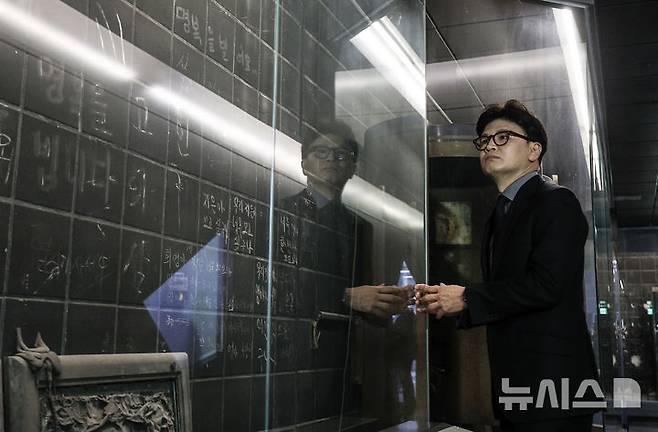 [대구=뉴시스] 이무열 기자 = 국민의힘 대선 후보 1차 경선에 진출한 한동훈 전 대표가 16일 대구 중구 대구도시철도 1호선 중앙로역 대구지하철화재참사 기억공간을 찾아 화재현장 보존벽을 살펴보고 있다. 2025.04.16. lmy@newsis.com
