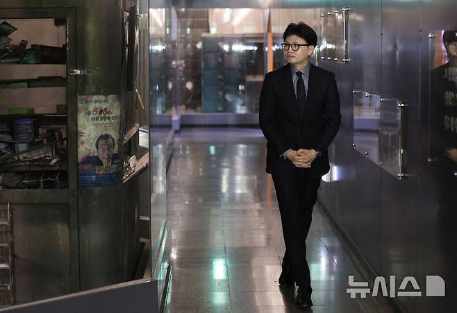 [대구=뉴시스] 이무열 기자 = 국민의힘 대선 후보 1차 경선에 진출한 한동훈 전 대표가 16일 대구 중구 대구도시철도 1호선 중앙로역 대구지하철화재참사 기억공간을 찾아 화재현장 보존벽을 살펴보고 있다. 2025.04.16. lmy@newsis.com