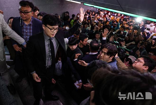[대구=뉴시스] 이무열 기자 = 국민의힘 대선 후보 1차 경선에 진출한 한동훈 전 대표가 16일 대구 중구 대구도시철도 1호선 중앙로역에서 지지자들에게 인사하고 있다. 2025.04.16.  lmy@newsis.com