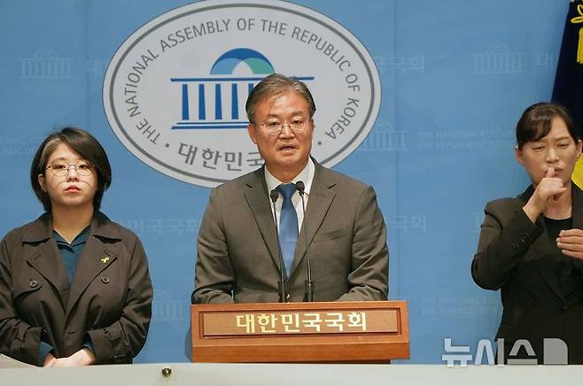 [청주=뉴시스] 더불어민주당 이연희(충북 청주흥덕) 국회의원이 16일 서울 국회에서 열린 세월호참사 11주기 생명안전기본법 통과 촉구 기자회견에서 오송 지하차도 참사 진실규명을 위해 대선 이후 국정조사 추진 의지를 밝히고 있다.(사진=이연의 의원실 제공) 2025.04.16. photo@newsis.com *재판매 및 DB 금지