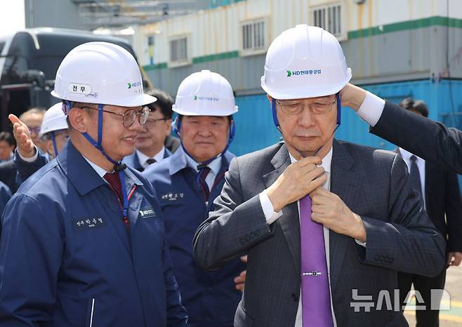 [울산=뉴시스] 최진석 기자 = 한덕수 대통령 권한대행 국무총리가 16일 HD현대중공업 울산 조선소를 방문해 안전모를 쓰고 있다. (대통령신통신사진기자단) 2025.04.16. myjs@newsis.com