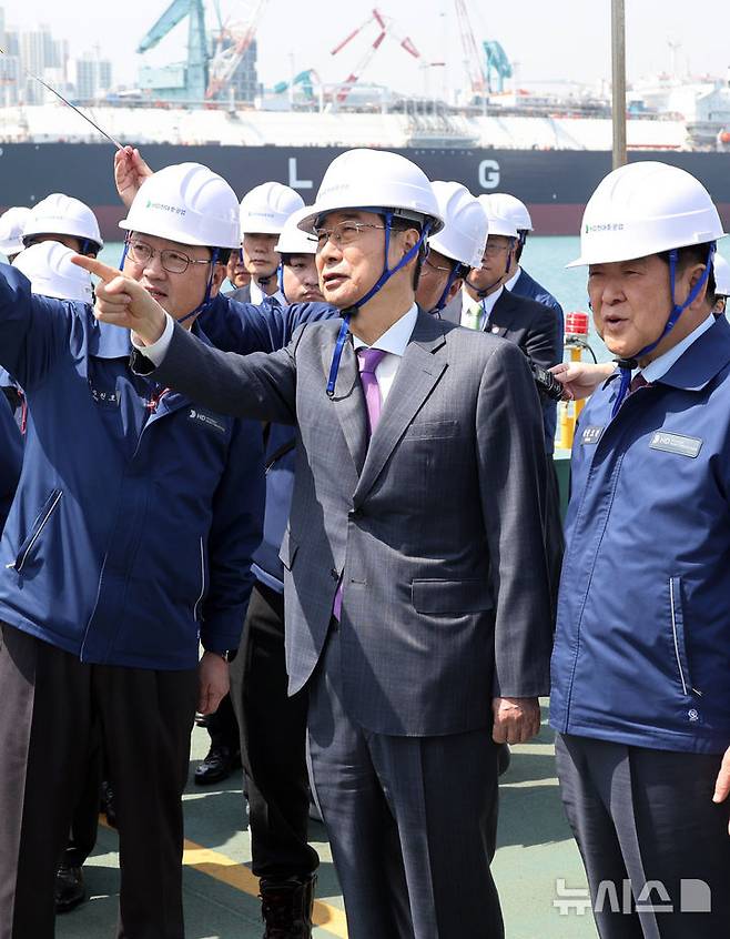 [울산=뉴시스] 최진석 기자 = 한덕수 대통령 권한대행 국무총리가 16일 HD현대중공업 울산 조선소에서 권오갑 회장과 정조대왕급 2번함 '다산정약용함'을 보고 있다. (대통령실통신사진기자단) 2025.04.16. myjs@newsis.com