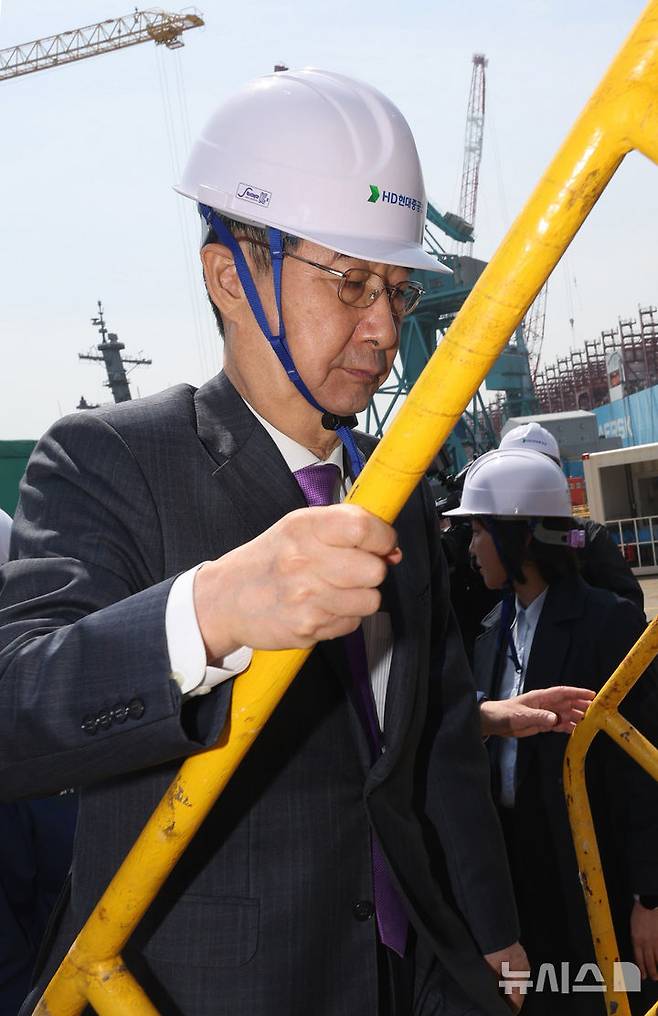 [울산=뉴시스] 최진석 기자 = 한덕수 대통령 권한대행 국무총리가 16일 HD현대중공업 울산 조선소에서 초계함에 승선하고 있다. (대통령실통신사진기자단) 2025.04.16. myjs@newsis.com