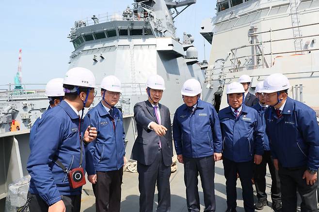 [울산=뉴시스] 최진석 기자 = 한덕수 대통령 권한대행 국무총리가 16일 HD현대중공업 울산 조선소에서 초계함 승선해 살펴보고 있다. (사진=총리실 제공) 2025.04.16. photo@newsis.com *재판매 및 DB 금지