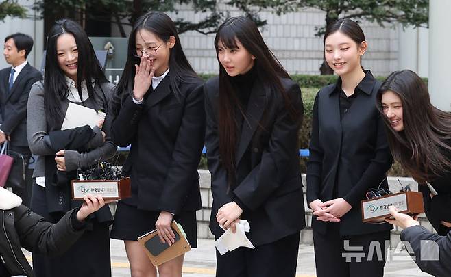 [서울=뉴시스] 추상철 기자 = 그룹 뉴진스(NJZ 하니, 민지, 혜인, 해린, 다니엘)가 지난달 7일 오후 서울 서초구 서울중앙지방법원에서 열린 '어도어, 뉴진스 상대 기획사 지위보전 및 광고계약 체결 등 금지 가처분' 심문기일을 마친 후 취재진의 질문에 답변하고 있다. 2025.04.16. scchoo@newsis.com