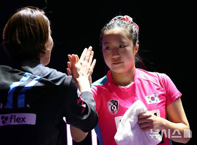 [인천=뉴시스] 전진환 기자 = 2일 인천 중구 인스파이어 아레나에서 열린 WTT(월드테이블테니스) 챔피언스 인천 2025 대회 32강 경기에서 신유빈(대한민국)이 릴리 장(미국)을 상대로 경기 중 감독과 손뼉을 부딪치고 있다. 2025.04.02. amin2@newsis.com