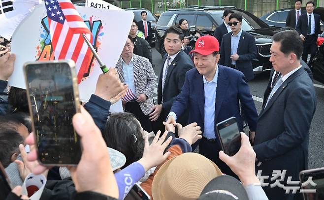윤석열 전 대통령이 파면 선고 일주일 만인 11일 오후 서울 용산구 한남동 관저를 떠나며 지지자들에게 인사를 하고 있다. 류영주 기자