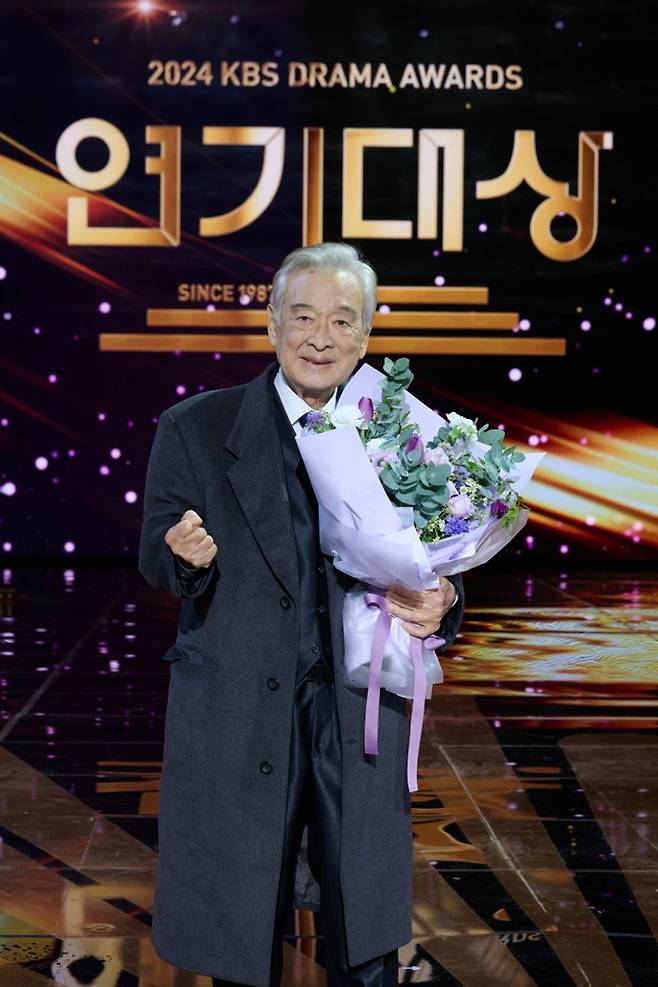 '2024 KBS 연기대상'에서 대상을 받은 배우 이순재. KBS 제공