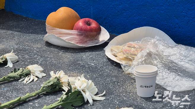 16일 오전 전남 진도군 임회면 팽목항. 등대로 향하는 길 입구의 '노란리본' 동상 앞에 제사음식들이 놓여져 있다. 한아름 수습기자