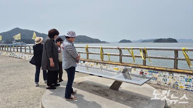 16일 오전 전남 진도군 임회면 팽목항의 '세월호 추모벤치'에 적힌 희생자들의 이름을 보는 시민들. 한아름 수습기자