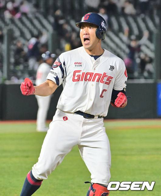 [OSEN=부산, 이석우 기자] 15일 부산 사직야구장에서 2025 신한 SOL 뱅크 KBO 리그 롯데 자이언츠와 키움 히어로즈의 경기가 열렸다. 홈팀 롯데는 나균안, 방문팀 키움은 로젠버그가 선발 출전했다.롯데 자이언츠 전준우가 8회말 1사 1루 좌월 역전 2점 홈런을 치고 포효하고 있다. 2025.04.15 / foto0307@osen.co.kr