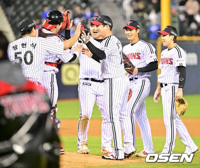 [OSEN=잠실, 민경훈 기자] 15일 서울 잠실야구장에서 2025 신한 SOL Bank KBO리그 LG 트윈스와 삼성 라이온즈의 경기가 열렸다.이 경기에서 LG가 삼성에 3-0으로 승리했다. 역대 4번째 팀 노히트를 달성했다.&nbsp;경기를 마치고 LG 선수들이 마운드 근처에 모여서 기뻐하고 있다. 2025.04.15 / rumi@osen.co.kr