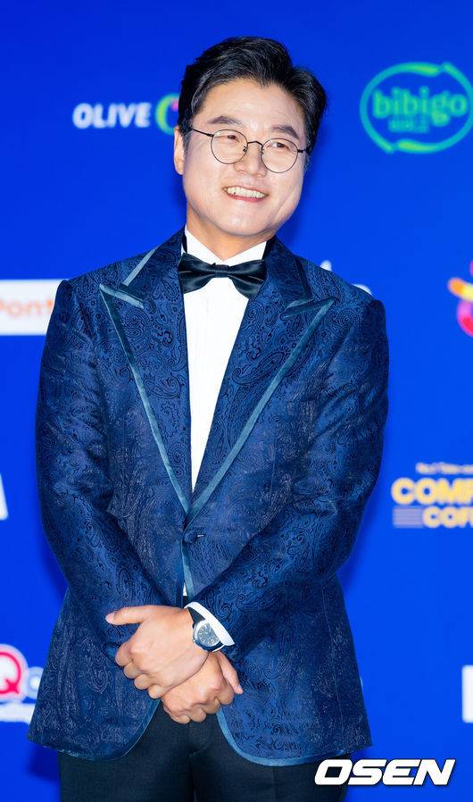 [OSEN=오사카(일본), 민경훈 기자] 22일 오후 일본 교세라 돔 오사카서 '2024 MAMA AWARDS(마마 어워즈)' 레드카펫 행사가 진행됐다.'2024 MAMA AWARDS'는 현지시간 기준으로 21일 미국 LA 돌비씨어터에서, 22일과 23일에 일본 교세라 돔 오사카에서 개최된다.나영석 PD가 레드카펫을 밟으며 포즈를 취하고 있다. 2024.11.22 /rumi@osen.co.kr